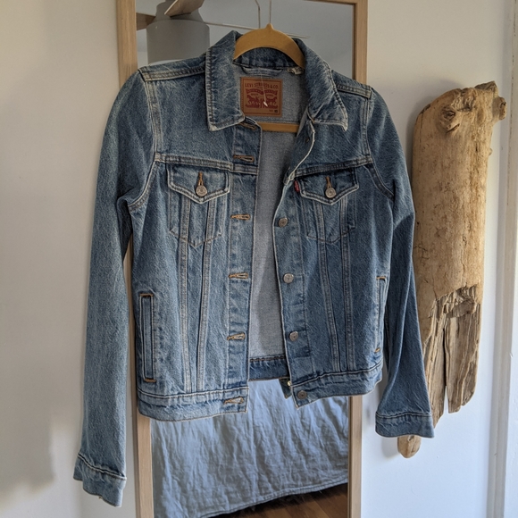 Levi's Jackets & Blazers - NWOT Levi's Jean jacket